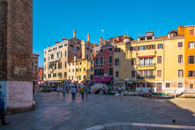 VENEDIG ITALIEN 27. August 2021 Schöne Aussicht auf Venedigs Kanäle mit Touristen, die durch die Straßen schlendern