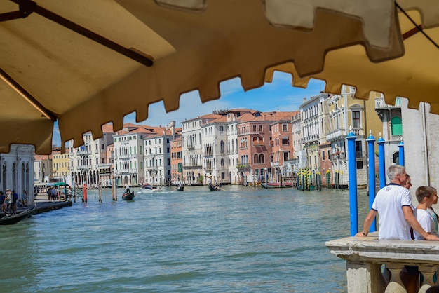 Venedig Italien 30. Juli 2023 Kleine Wasserstraßen von Venedig Eine Gondel fährt einen Kanal in Venedig I hinunter