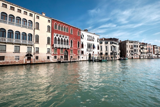 Venedig, Italien. Historische Häuser spiegeln sich im Wasser, traditionelle Architektur am Canal Grande in Venedig.
