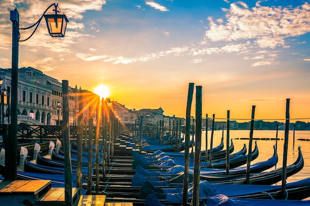 Venedig mit Gondeln bei Sonnenaufgang, Italien