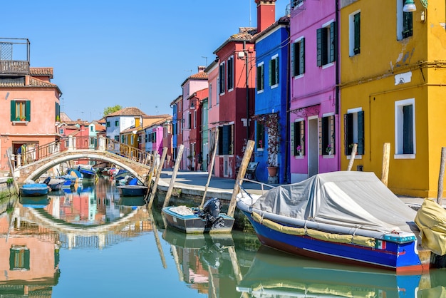 Venedig parkte Boote mit Reflexion auf einem Wasserkanal