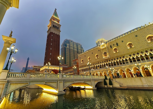 Venetian Macao Casino and Hotel, complejo de lujo en Macao, China, a última hora de la tarde. gente en el fondo