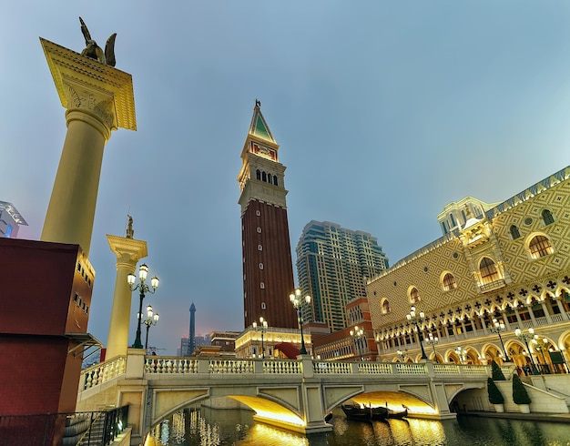 Venetian Macao Casino and Hotel, resort de lujo en Macao, de China por la noche. gente en el fondo