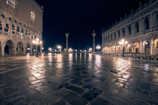 Veneza à noite, visual monocromático da iluminação elétrica e luz das luzes da rua.