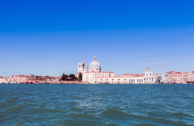 Veneza do mar com a Igreja Santa Maria della Salute no horizonte