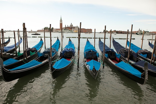 Veneza é uma cidade no nordeste da Itália e a capital da região de Veneto