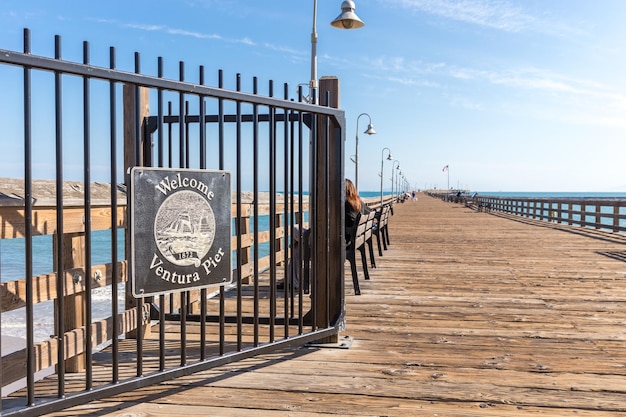 VENEZA ESTADOS UNIDOS 21 DE MAIO DE 2015 Ventura Historic Pier sinal de madeira em Los Angeles EUA