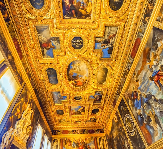 VENEZA ITÁLIA 12 DE MAIO DE 2017 Vista interior do apartamento St Marks Cathedral Basilica di San Marco com bela decoração das câmaras internas