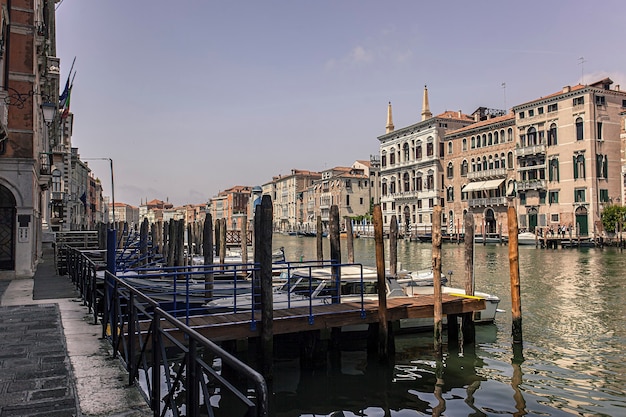 VENEZA, ITÁLIA, 2 DE JULHO DE 2020: Paisagem do Canal Grande em Veneza