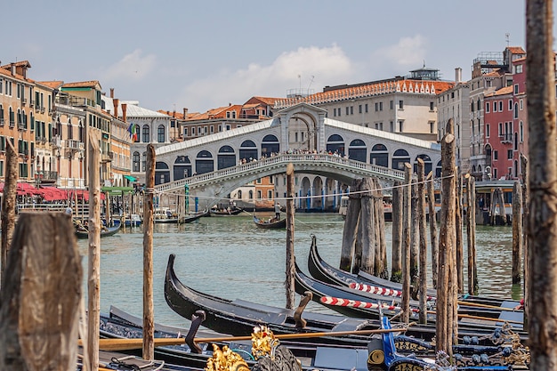 VENEZA, ITÁLIA, 2 DE JULHO DE 2020: Ponte de Rialto em Veneza, Itália