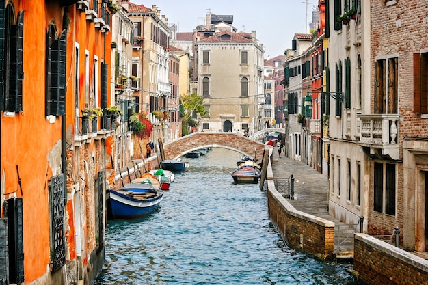 VENEZA, ITÁLIA - 26 DE OUTUBRO: Vista ao longo de um canal em Veneza em 26 de outubro de 2006. Pessoas não identificadas.