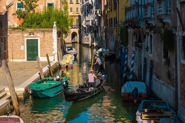 VENEZA ITÁLIA 27 de agosto de 2021 Gondola navegando em canais típicos de água veneziana