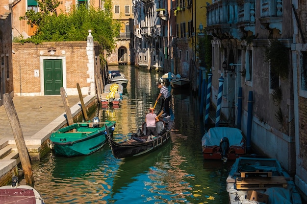 VENEZA ITÁLIA 27 de agosto de 2021 Gondola navegando em canais típicos de água veneziana