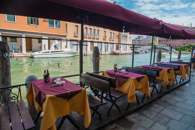 VENEZA ITÁLIA 27 de agosto de 2021 Vista de mesas de restaurante vazias devido à pandemia nos canais de Veneza