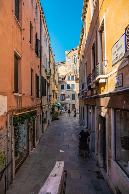 VENEZA ITÁLIA 27 de agosto de 2021 Vista de pessoas andando por casas históricas em um beco estreito em Veneza