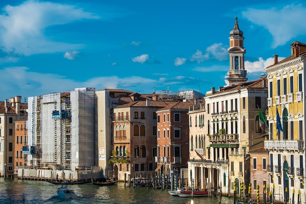 VENEZA ITÁLIA 28 de agosto de 2021 Vista de alto ângulo da cidade de Veneza com barco gôndola passando pelos canais