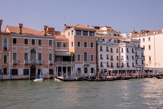 Veneza, Itália - 1 de julho de 2018: Vista panorâmica do Grande Canal (Canal Grande) com barcos de tráfego ativo. É um dos principais corredores de tráfego aquático da cidade de Veneza. Paisagem de dia ensolarado de verão e céu azul