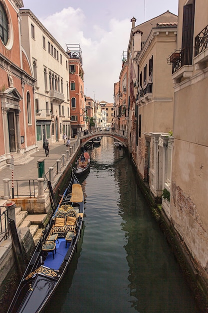 Veneza, itália, 2 de julho de 2020: pequeno rio em veneza