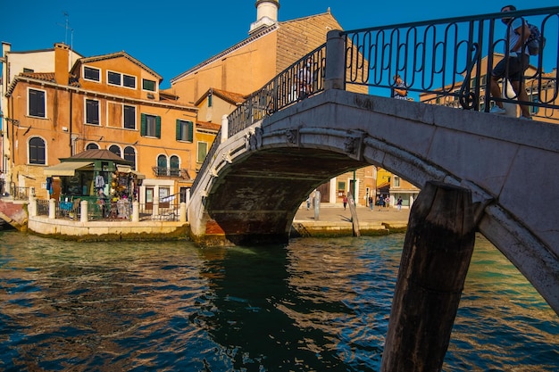 VENEZA ITÁLIA 27 de agosto de 2021 Vista de pessoas atravessando a ponte sobre os belos canais de Veneza