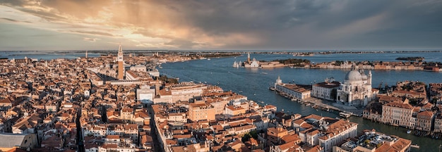 Veneza, Itália. 27 de agosto de 2021. Vista panorâmica aérea de Veneza com a Igreja de Santa Maria della Salute, Veneto, Itália.