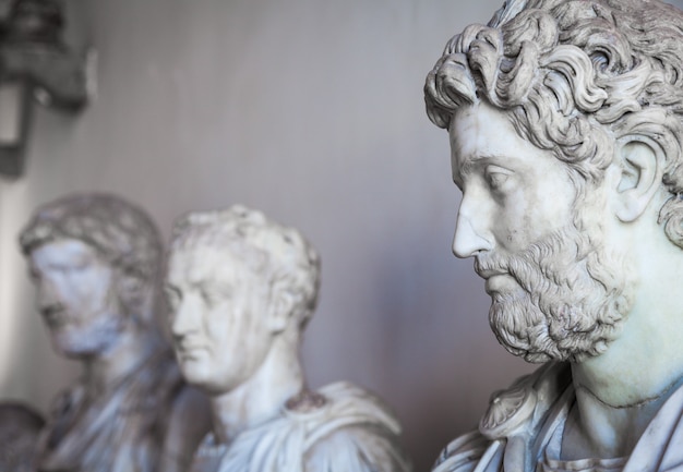 Veneza, Itália - 27 de junho de 2016: detalhe de estátuas no museu Palazzo Ducale