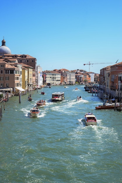 Veneza Itália 30 de julho de 2023 Pequenas vias navegáveis de Veneza Uma gôndola flutua por um canal em Veneza I