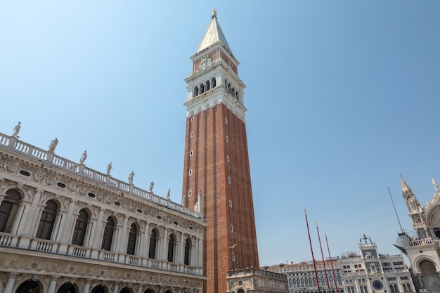 Veneza, Itália - 30 de junho de 2018: vista panorâmica da Piazza San Marco, também conhecida como Praça de São Marcos, é a principal praça pública de Veneza. Paisagem de dia de verão e céu azul ensolarado