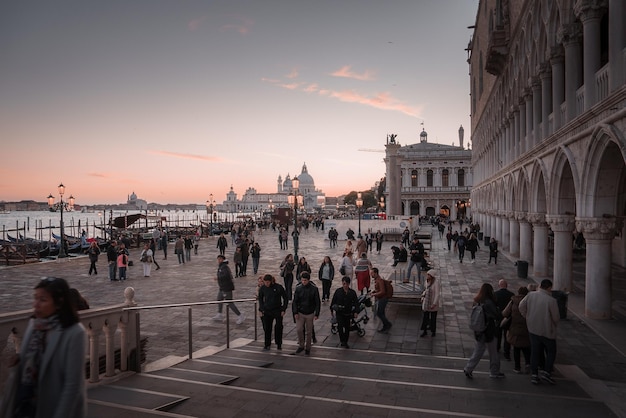 Veneza, Itália, ao anoitecer, Praça de São Marcos e Basílica de São Marcos à luz quente do pôr-do-sol