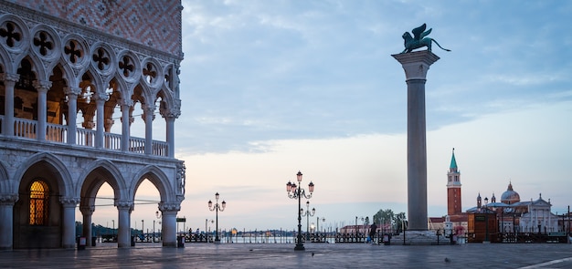 Veneza, Itália - Praça de São Marcos ao nascer do sol