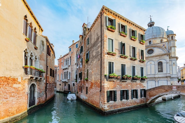Veneza Itália um canal com ponte histórica cidade italiana na água