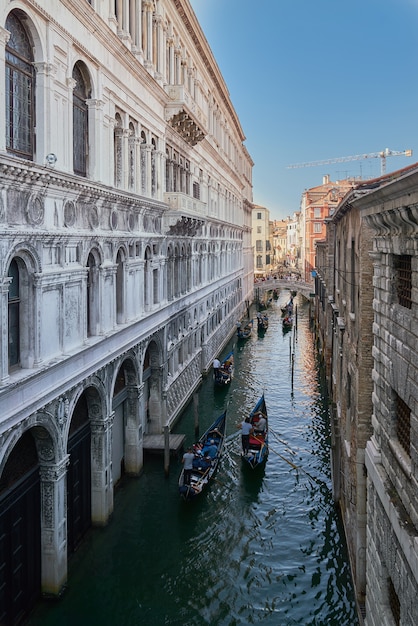 Veneza, Itália. Vista da ponte dos suspiros. Canal estreito tradicional com barcos em Veneza, Itália