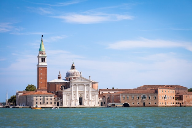 Veneza, Itália. Vista de Riva degli Schiavoni da Ilha de San Giorgio Maggiore durante um dia ensolarado com céu azul