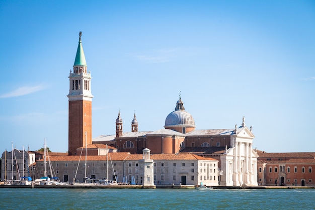 Veneza, Itália. Vista de Riva degli Schiavoni da Ilha de San Giorgio Maggiore durante um dia ensolarado com céu azul