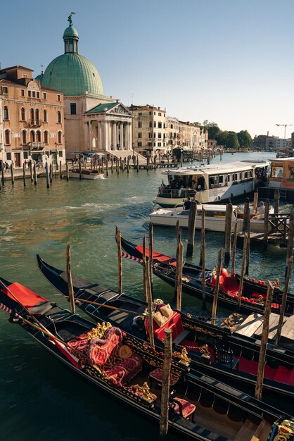 Veneza Veneto Itália nov 2021 centro da cidade de Veneza o Grande Canal e a igreja de San Simeon Piccolo