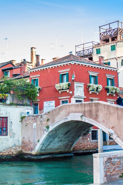 Venezianische Brücke und Häuser. Lagunen von Venedig