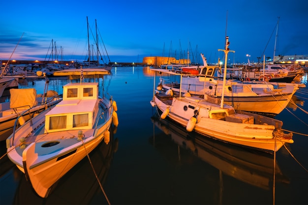 Venezianische Festung in Heraklion und vertäut Fischerboote Kreta Insel Griechenland