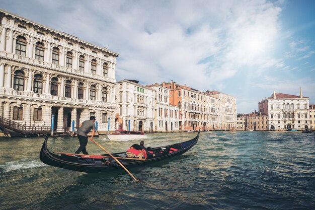 Venezianischer gondoliere schlägt gondel in venedig, italien