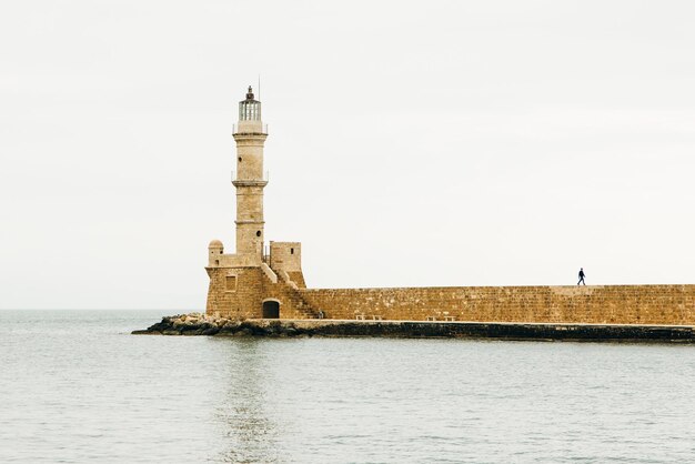 Venezianischer Hafen und Leuchtturm im alten Hafen von Chania, Kreta, Griechenland - Sep, 2019.