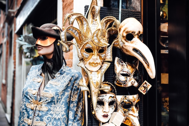 Venezianisches Schaufenster mit Masken und Herrschern