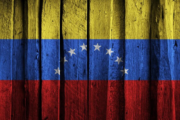 Venezolanische Flagge auf dem Hintergrund alter Holzbohlen