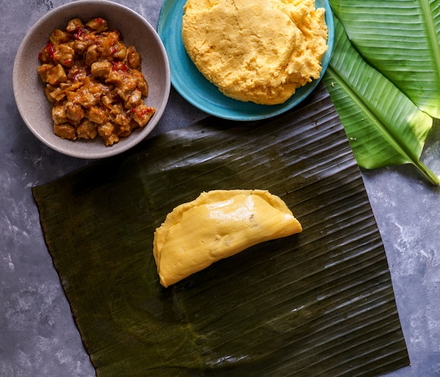 Venezolanisches Weihnachtslebensmittel, Hallacas oder Tamales, Bananenblatt