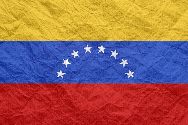 Venezuela-Flagge auf altem zerknittertem Bastelpapier Texturierte Hintergrundbilder für Design