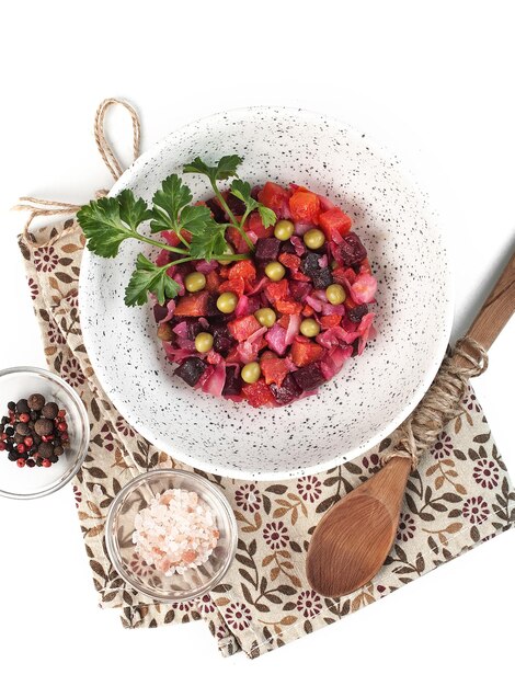 Venigret de salada de legumes tradicional russa com beterraba em fundo branco isolado