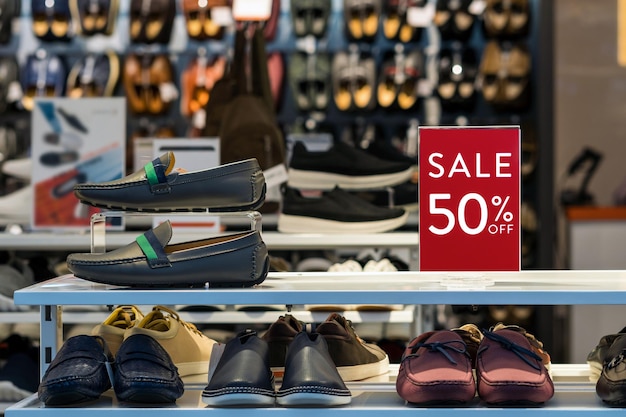 Venta 50% de descuento en la configuración del marco de visualización de publicidad simulada sobre el estante de zapatos de hombre