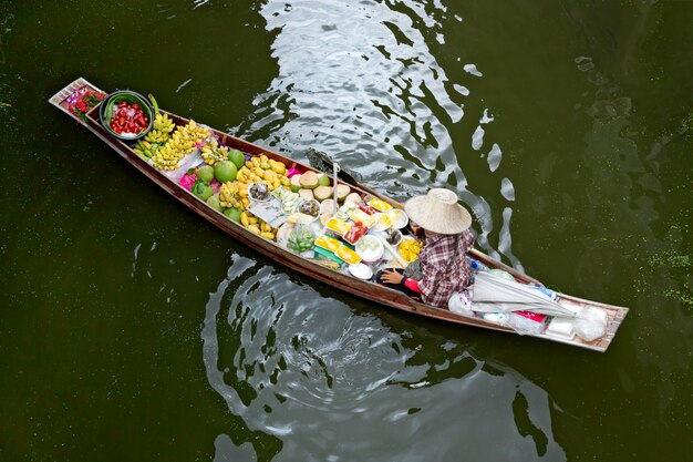 Venta de barcos en el mercado flotante en Tailandia.