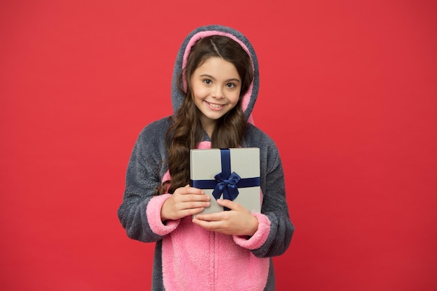 Venta de boxeo feliz Niña feliz recibe un regalo el día del boxeo Niño pequeño celebra el día del boxeo Entrega de la caja actual Celebración navideña y de año nuevo Feliz día del boxeo