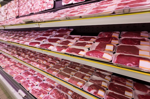 Venta de carne de vacuno cruda en el supermercado