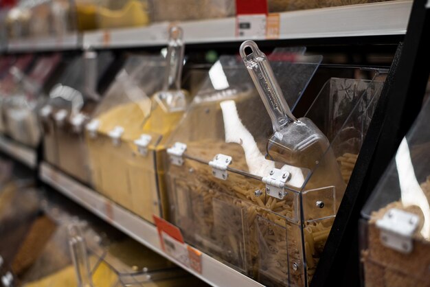 Foto venta de cereales en la tienda grocerypasta y molino de mijo en el mostrador de la tienda fotografía de alta calidad