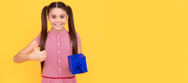 Venta de compras y descuento pulgar arriba presente para el día de la mujer niña con caja de regalo Niño niña con cartel horizontal de regalo Encabezado de banner con espacio de copia