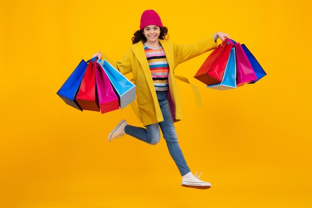 Venta de compras de otoño Jovencita después de comprar Compras descuentos de viernes negro y concepto de venta Ejecutar